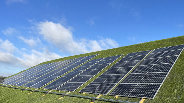 Dank einer speziellen Unterkonstruktion konnten die Module hangparallel verlegt werden.