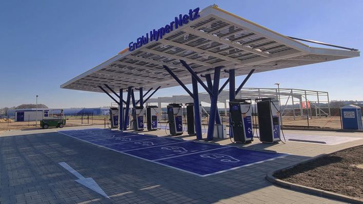 Insgesamt 16 Fahrzeuge können in Bispingen gleichzeitig Laden. Der Strom kommt unter anderem aus der Solaranlage.