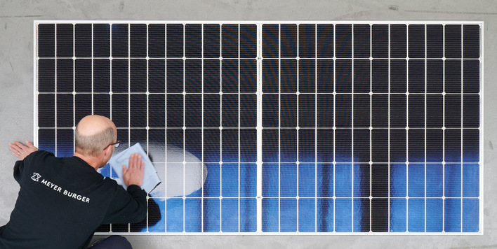 Vorbereitung neuer Solarmodule für den Prüfstand.