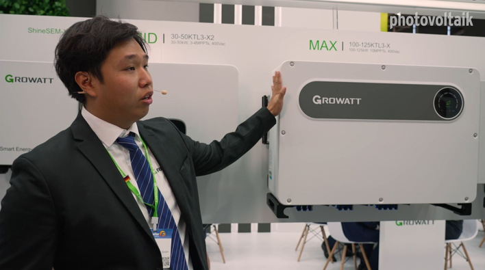  Junning Xu erläutert die neuen Wechselrichter von Growatt.