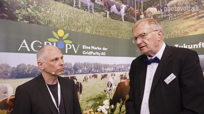  Dr. Erich Merkle (rechts) im Gespräch mit Sven Ullrich aus der photovoltaik-Redaktion.