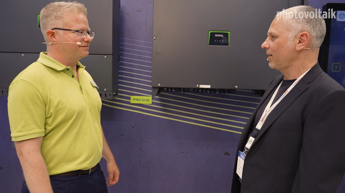 Kai Langel (links) diskutiert die Neuheiten angeregt mit Sven Ullrich aus der photovoltaik-Redaktion.