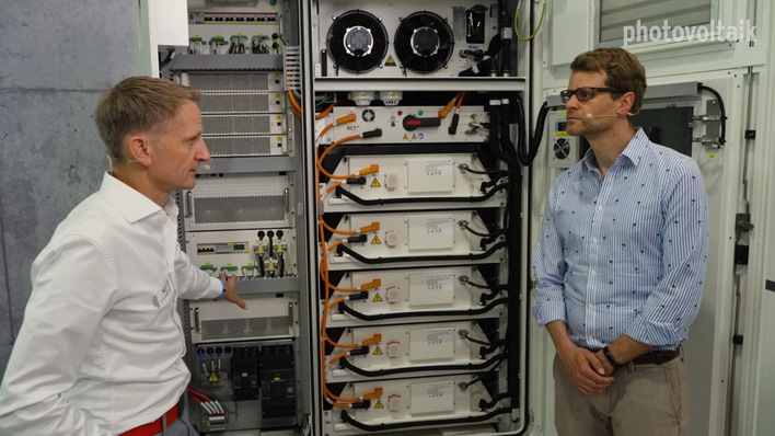 Dr. Rüland (links) von RCT Power und Niels H. Petersen von der photovoltaik-Redaktion sprechen über den neuen Gewerbespeicher.