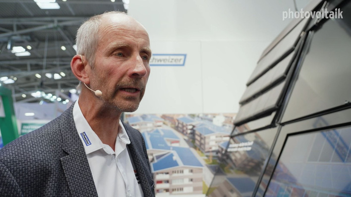 Helge Hartwig erläutert die Neuheiten von Ernst Schweizer.