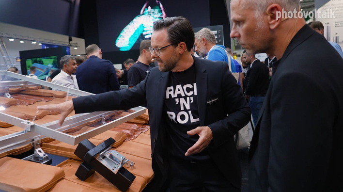 Christian Ganahl (Mitte) im Gespräch mit Sven Ullrich von der photovoltaik-Redaktion.