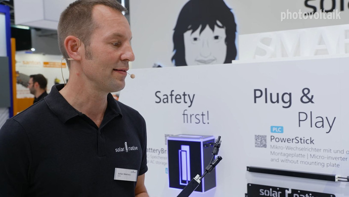 Julian Mattheis erläütert den Powerstick von Solarnative.