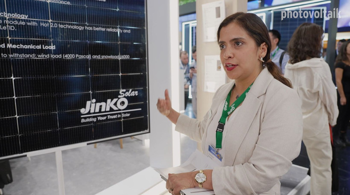 Johanna Bonilla von Jinko Solar erläutert das neue Komplettpaket und die neuen Solarmodule.