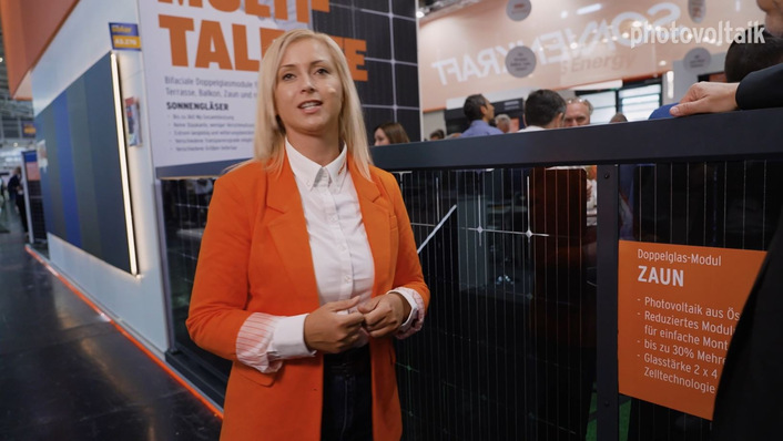 Dajana Scherr von Sonnenkraft stellt die neuen Produkte vor.