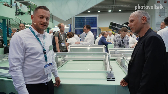  Stephan Wild von der Schletter Group (links) erläutert die neue Montagetechnik.