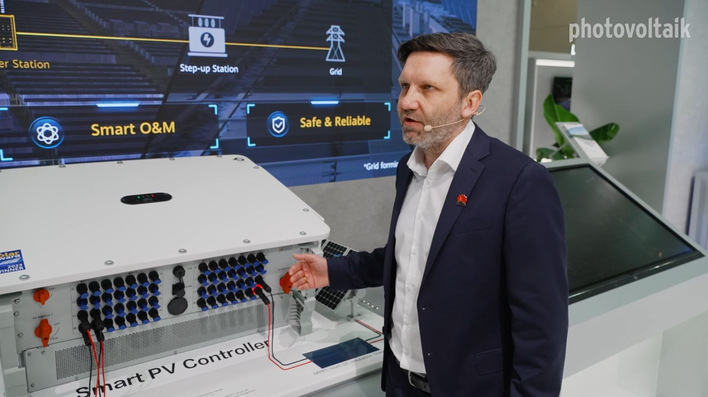 Richard Verdezki von Huawei Fusionsolar stellt die neuen Systeme für Utility-Anwendungen vor.