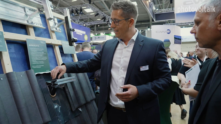  Florian Achatz von SL Rack (Mitte) erläutert die neue Alpha-Platte.