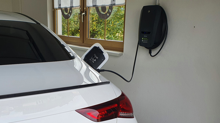 Auf dem ersten Blick sieht sie aus wie eine gängige Wallbox. Doch die Designer des Enector haben auf die Details und die Funktionalität Wert gelegt.