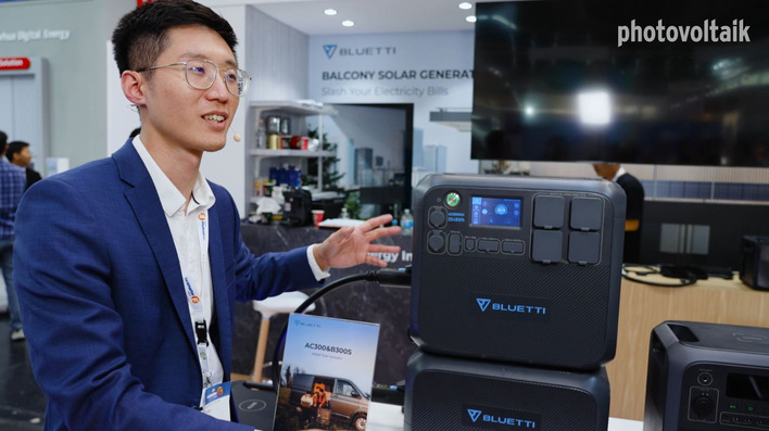  Florian Zhang von Bluetti erläutert die mobile Speicherstation Poweroak.