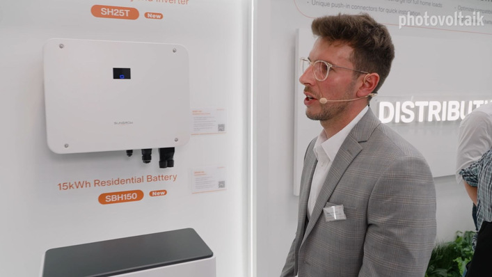  Tobias Zimmermann von Sungrow erläutert innovative Produkte für Sonnenstrom.
