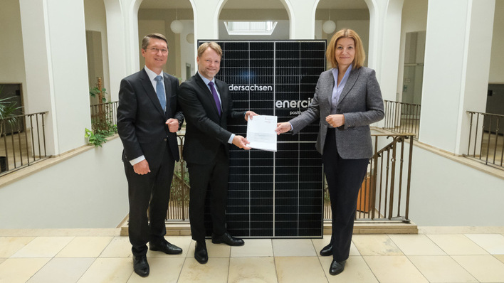 Die Vorstandsvorsitzende von Enercity, Susanna Zapreva (rechts im Bild) und der niedersächsische Finanzminister Gerald Heere (Mitte) haben den Vertrag zum Bau der Solaranlagen unterzeichnet.