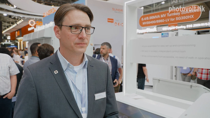 Simon Hammer erklärt die neusten Wechselrichterlösungen von Sungrow für Solarkraftwerke.