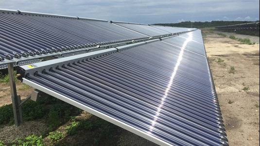 Die Solarthermie kann Anbietern helfen, die Fernwärme zu dekarbonisieren, wie das die Stadtwerke Senftenberg gemacht haben.