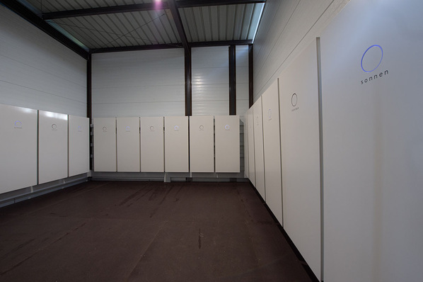 Sonnen hat inzwischen viele kleine und dezentral platzierte Speicher zu einem große virtuellen Kraftwerk zusammengeschlossen.