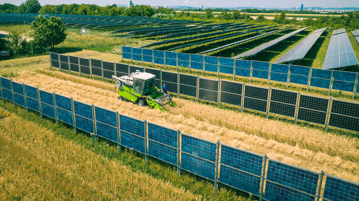 Die landwirtschaftliche Nutzung ist weiterhin problemlos möglich. Der Landwirt hat mit der Solaranlage noch ein zweites Einkommen.