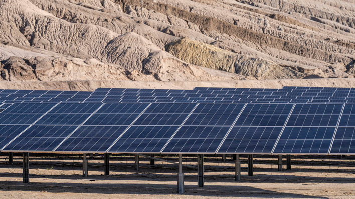 Der neue Solarpark im früheren Tagebau Hambach wird bis Jahresende 2023 fertiggestellt.
