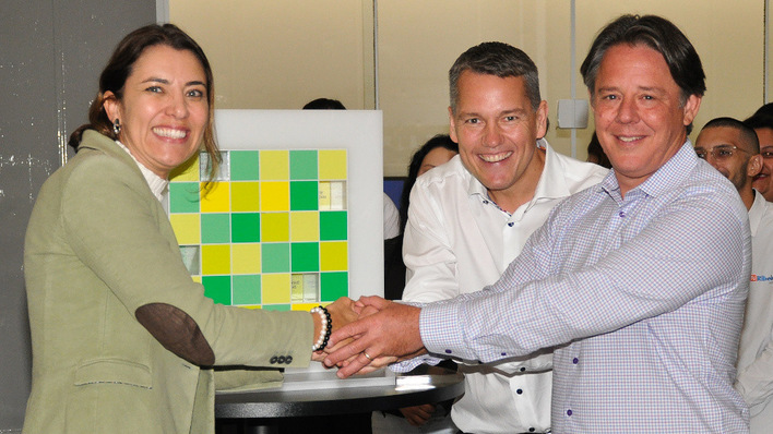 Liciany Ribeiro (links) und Daniel Marino (rechts) von Ribeiro Solar freuen sich mit Frank Jessel von Baywa r.e. über die gemeinsame Zukunft.