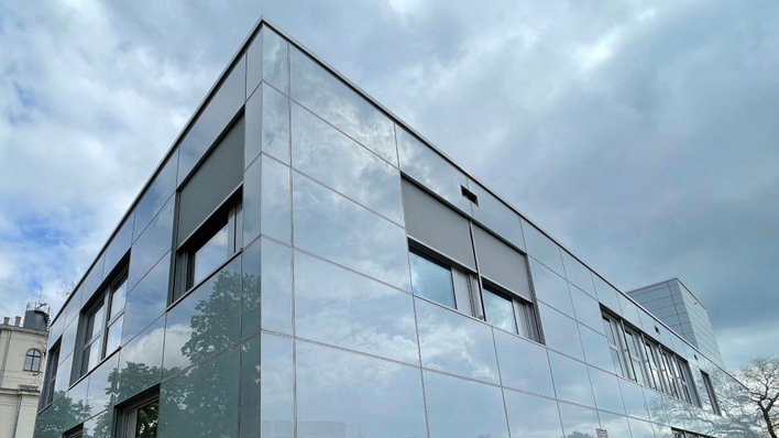 Mit einem Unternehmen im Boot, das sich auf Fassadenbau spezialisiert hat, könnte auch die Umsetzung von Solarfassaden für Sunovation einfacher werden.