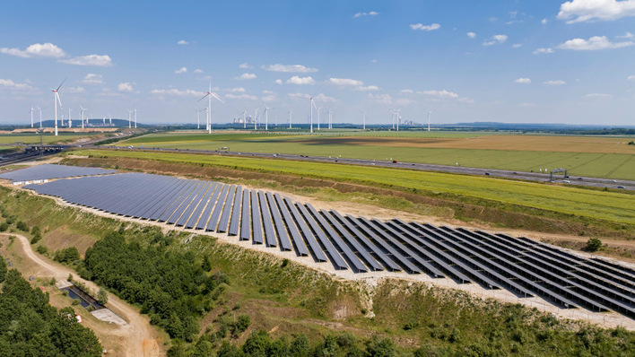 Wie der bereits bestehende Solarpark in Jackerath hat RWE auch die beiden neuen Anlagen mit Speichern kombiniert.
