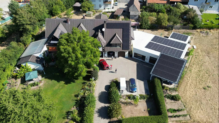Der Strom für die Elektroheizstäbe kommt ausschließlich aus der Solaranlage auf dem Anbau.