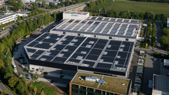 Mit den 1,3 Megawatt Photovoltaik produziert Baywa r.e. mehr als im neuen Logistik- und Bürogebäude gebraucht wird.