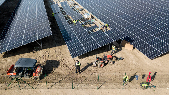 Baustelle für einen Solarpark mit 65 Megawatt auf dem Gelände eines ehemaligen Kieswerkes in Ganzlin, Landkreis Ludwigslust-Parchim (Brandenburg).