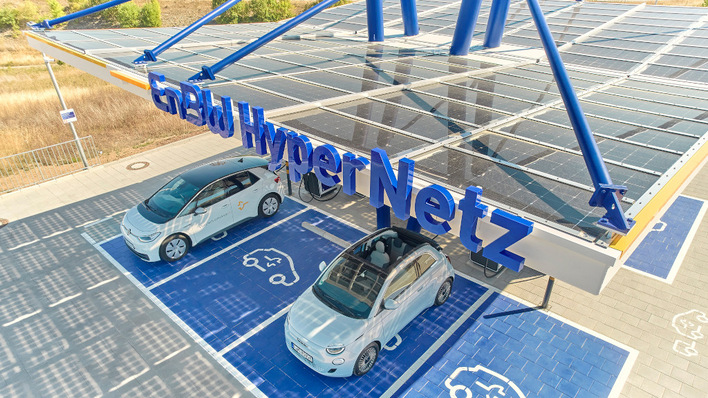 Die Versorgung mit leistungsfähigen Ladesäulen wird verdichtet.