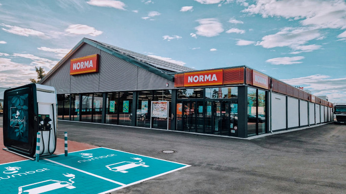 Die Schnellladesäulen sind mit Speicher ausgestattet, die die die Ladeleistung von 300 Kilowatt absichern.