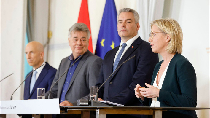 Klimaschutz- und Energieminsterin Leonore Gewessler (rechts im Bild) gibt unter anderem die Steuerbefreiung für Solaranlagen bekannt. Links neben ihr: Bundeskanzler Karl Nehammer, Vizekanzler Werner Kogler und Arbeitsminister Martin Kocher.