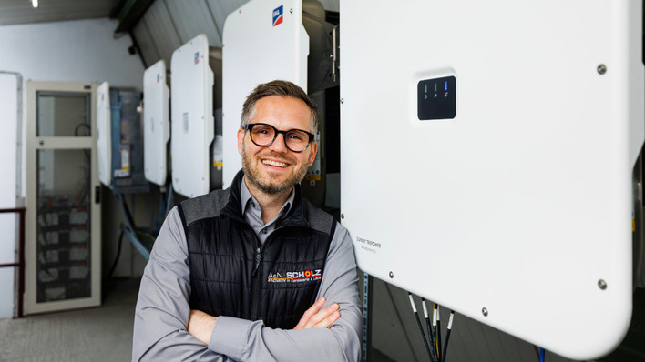 Arno Scholz modernisiert seinen Betrieb. Der Einsatz des Gewerbespeichers steigert den Autarkiegrad.