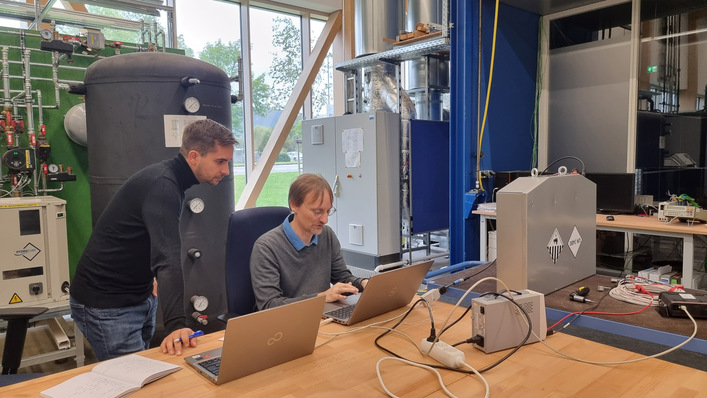 Ein Kommunikationsmodul sendet Messwerte und Zustandsinformationen der Batterie zur Auswertung.