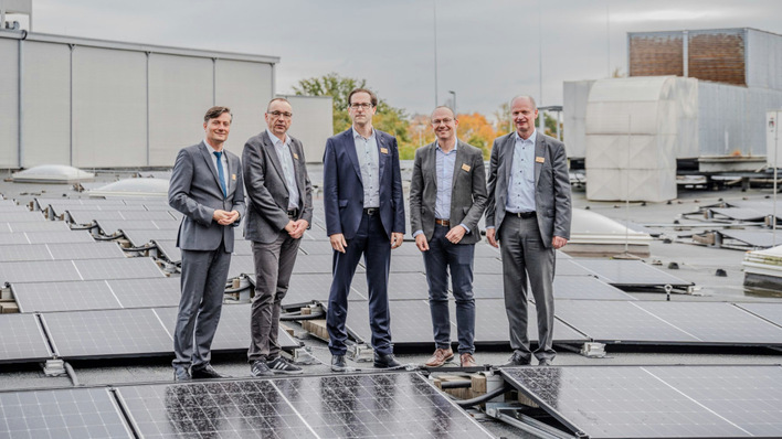 Zur Einweihung der neuen Solaranlage hat der Manager des Paunsdorf Centers Rainer Borst (auf dem Bild rechts) Sachsens Umwelt- und Energieminister Wolfram Günther (2.v.r.) begrüßt. Außerdem sind zum Start der Solaranlage Heiko Rosenthal, Umweltstadtrat von Leipzig, Andreas Hohlmann, Chef von URW Deutschland und Österreich und Maik Piehler, Geschäftsführer der Stadtwerke Leipzig (v.l.n.r.) auf das Dach des Einkaufszentrums gestiegen.