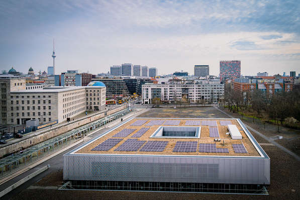 Die Berliner Stadtwerke haben nun auf dem Dach des Dokuzentrums der Topographie des Terrors eine Photovoltaikanlage installiert.