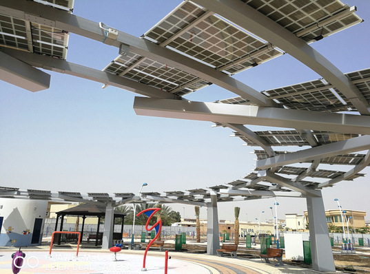 Urban-PV: überdachtes und beschattetes Areal in Dubai.