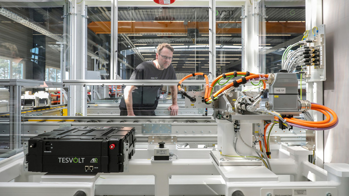 Tesvolt prüft alle Batteriemodule nach der Produktion durch. Jetzt haben die Speicher aber auch insgesamt das Sicherheitszertifikat vom TÜV bekommen.