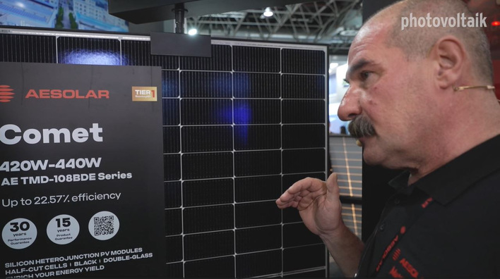 Matthias Klopstein von AE Solar erläutert Innovationen bei Solarmodulen.