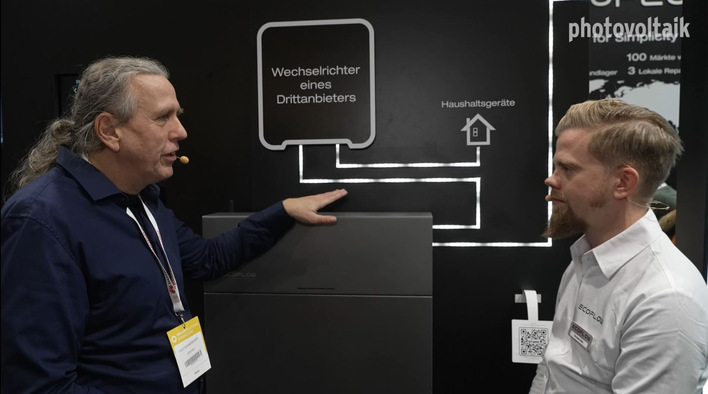  Christian Holtz von Ecoflow (rechts) im Gespräch mit Heiko Schwarzburger aus der photovoltaik-Redaktion.