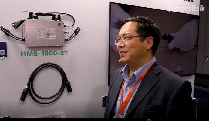  Walter Jin von Hoymiles erläutert die Anwendung der Modulwechselrichter.