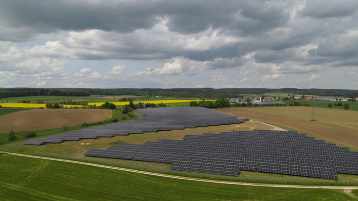 Der Solarpark Heudorf in Meßkirch im Landkreis Sigmaringen leistet 7,4 Megawatt. Der Strom fließt in Zukunft ins Netz der Deutschen Bahn.