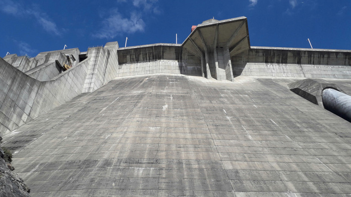  Die imposante Staumauer des Damms ist 175 Meter hoch.