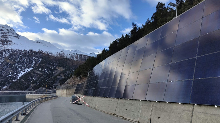  Die Solitek-Module sind perfekt für die Winterstromversorgung an der Stützmauer angebracht.