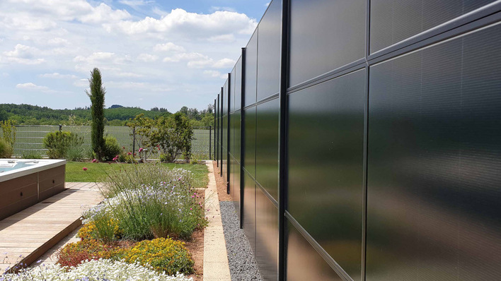  Die Solarzäune vereinen Sichtschutz und Stromerzeugung.