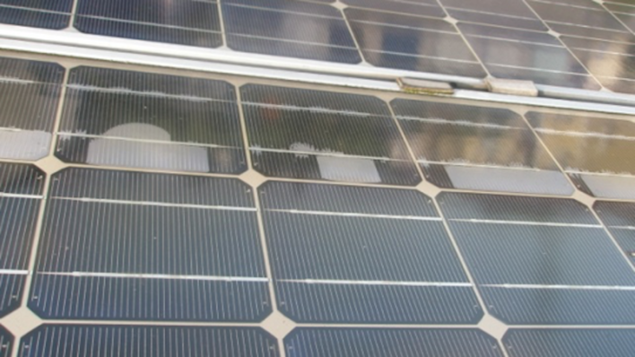  Hier sind die Delaminationen wie Luftblasen erkennbar.