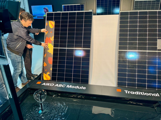  ABC-Modul (links): Da die Vorderseite keine Kontaktfinger benötigt, sind die Zellen komplett schwarz.