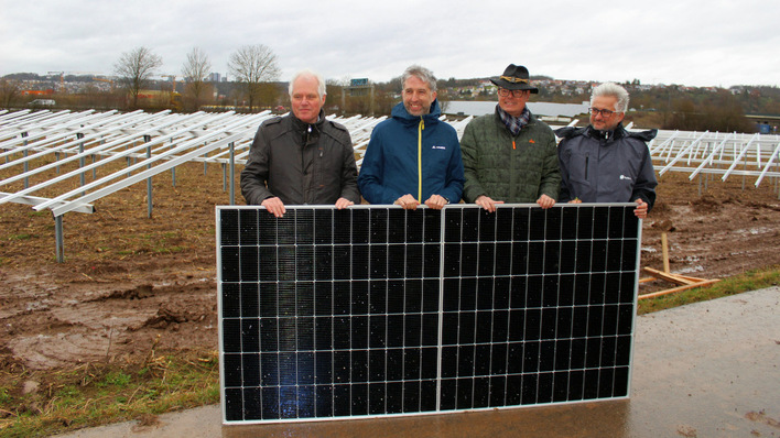  Das erste Modul gehört der Politik: Baubeginn am neuen Solarpark bei Tübingen.