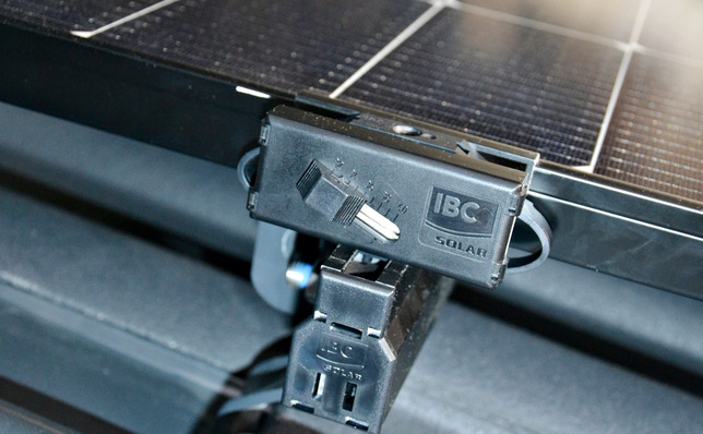  Über den Schieberegler an der Seite der neuen Klemme von IBC Solar kann der Handwerker die Rahmenhöhe des Moduls einstellen.